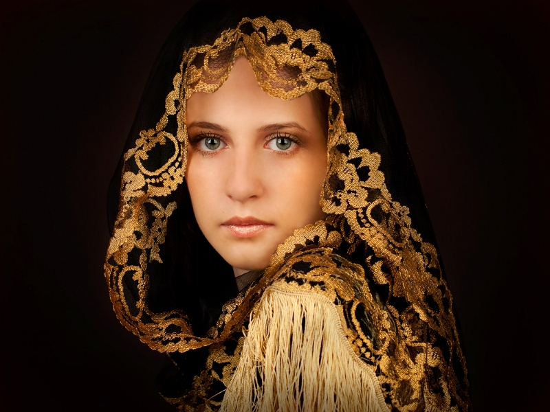 Livia Corcoveanu - Auriu.jpg